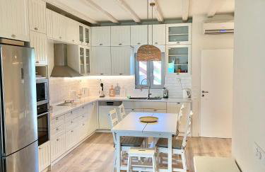 Architect designed house with pool and private beach - Photo 10