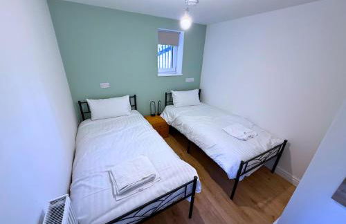 New 4 Bed House Sleeps up to 8 People - Foto 8