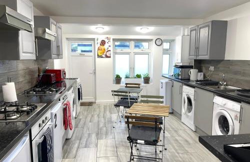 House - Sleeps 10 - Garden - Parking - Foto 17