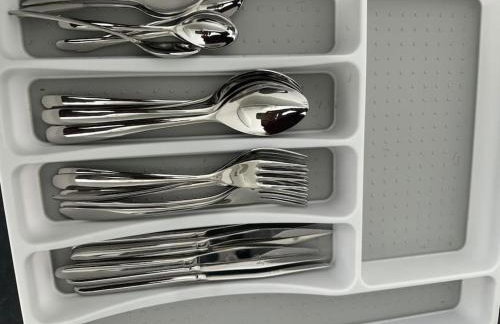 Perfect 1 Bed Apartment Sleeps 5 1 Kingsize bed 1 double Sofabed & Foldable Single bed Free Parking Wifi good transport network shopping Holiday Makers Families Contractors in North London - Photo 60