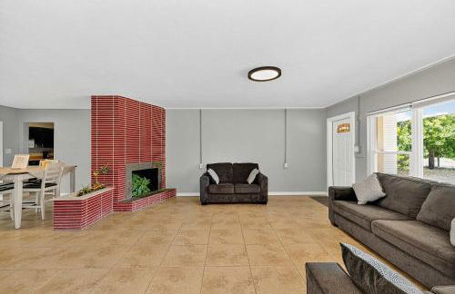 Island home in paradise - Photo 5