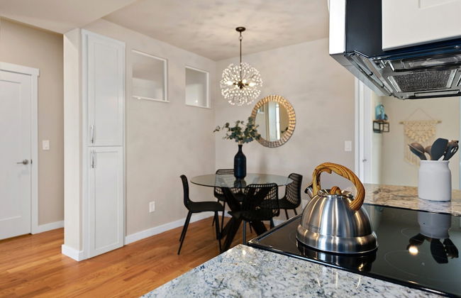 Bright and Stylish Home Great Central Location! - Foto 12