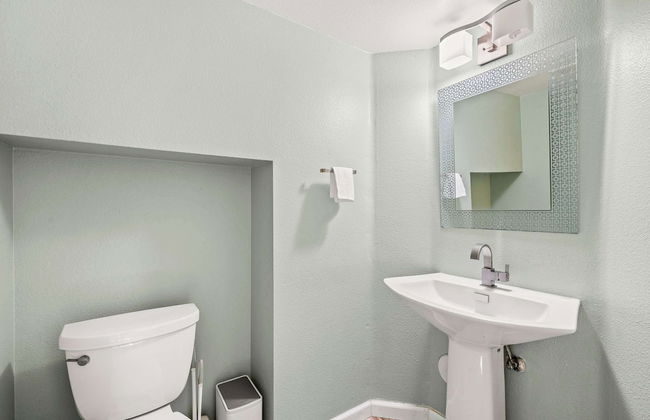 Spacious Retreat w Modern Decor and Private Yard - Photo 46