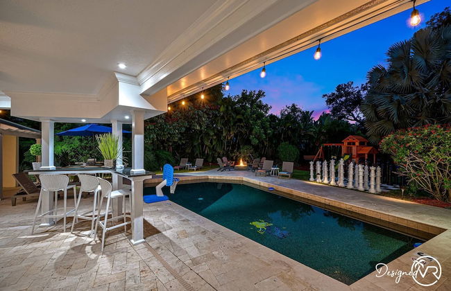 8BR Villa with Heated Pool Near Beach - Foto 65