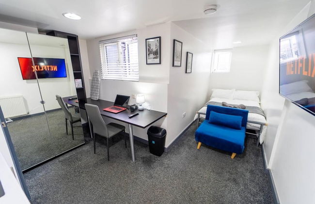 Captivating 1-bed Studio in Birmingham - Photo 1