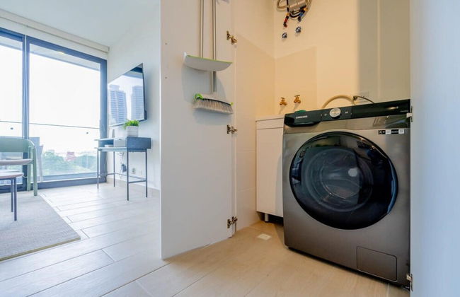 Luxurious 1BR Apartment With Stunning Balcony View - Photo 22