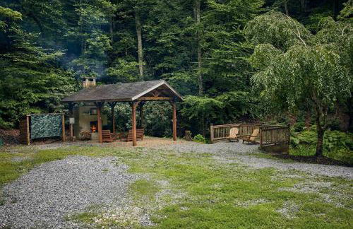 Romantic Penrose Cabin with Pond, Trails and Hot Tub - Foto 21