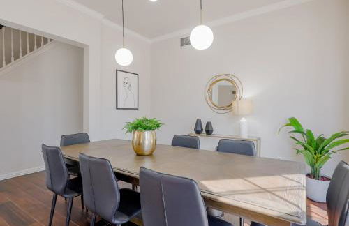 Glamorous Mansion w Private Pool and Cinema Room - Photo 19