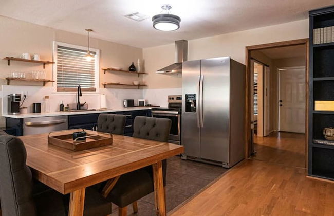 Escape to a Restored 1920s East Waco Bungalow - Foto 3