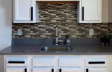 2 Bedrooms • Warm & Historic Stay • Free Parking - Photo 12