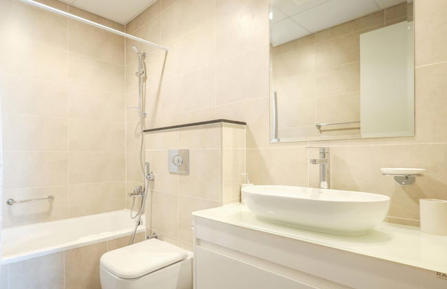 Elite LUX Holiday Homes - Serene Golf View Living 1 BHK in Damac Hills Dubai - Photo 17