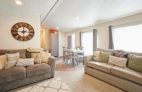 Pine Lodge with Hot Tub - Foto 10