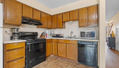 Cozy Huntsville Condo - 2BR Near SHSU - Pool - WiFi - Free Parking - Foto 5, stove, dishwasher