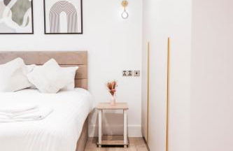 The Abbey Apartment - 1BR Apt with Dedicated Workspace, Fast Wifi & Stylish Kitchen Island & Free Secure Underground Parking - Foto 35