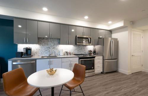 Downtown-Elevator-King Bed-Garage Parking-Laundry - Foto 36