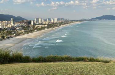 Apartamento com Estacionamento, Wi-Fi, Ar condicionado a 300 metros da Praia da Enseada no Guarujá. - Foto 47