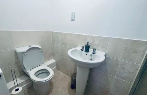 Spacious 4 Bedroom, 3 Bath House by Jesswood Properties Contractors, Business and Leisure with Free Parking and WIFI - Foto 35