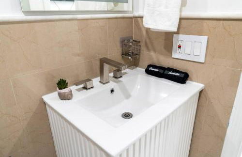 Luxury Retreat 3B ,2Ba POOL , Coral Gables Center - Photo 14