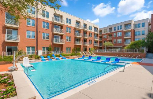 Lux Modern Apartment with Pool View & Prime Location - Foto 23