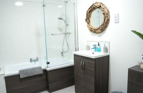 Modern Penthouse with Balcony - Near Beach & Town - Foto 6