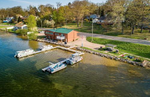 3BR Fife Lake Getaway with Fire Pit & Hot Tub - Foto 14