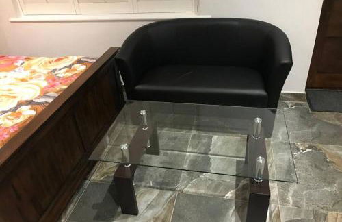 Bright, stylish Studio flat with Sky Sports - Photo 9