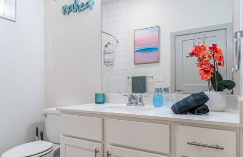 Beautiful RiverWalk Apt with Full Amenities, King Bed & Free Parking - Foto 14