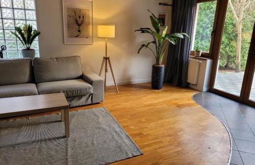 Uroczy dom na ładnym podwarszawskim osiedlu - Foto 6