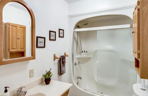 Near Lakes Updated Family Home with Deck in Cushing - Foto 16