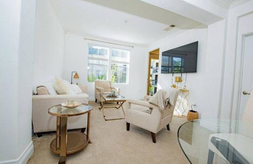 Luxury condo near Irvine Business & UCI Hospital - Photo 4