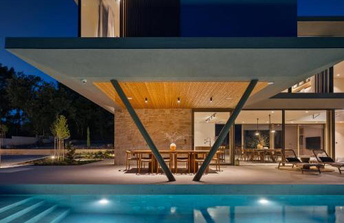 Villa bOx in Central Istria for 14 persons with wellness, 54 m2 heated pool, & kids playground - Foto 2