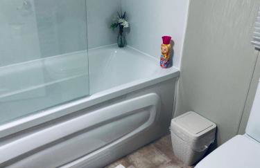 Logi-Bear Lodge with Hot Tub - Photo 6