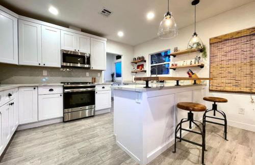 King Bed-Private Yard-Driveway Parking - Photo 7