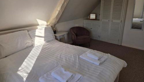 Two Bed First Floor Apartment in Village location - Foto 3