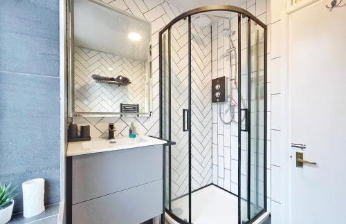 AdeamStays provides Beautiful centrally located 1 and 2 bed apartments on Liverpools Boulevard - Foto 17