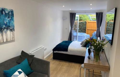 Stylish 1 bedroom studio outdoor area and hot tub - Foto 17