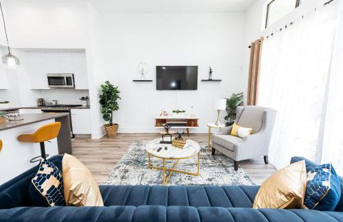 Beautifully Decorated, Modern Downtown Houston Home - Photo 1