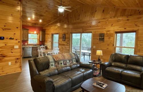 Charming cabin with an Amazing view! - pet and motorcycle friendly! 2 Bedroom Cabin by RedAwning - Foto 8