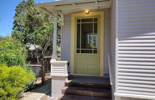 Refined and Roomy 1BD House with Laundry - Foto 4