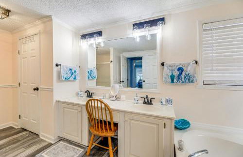 7 Mi to Beach! Sneads Ferry Family Home with Hot Tub - Foto 17