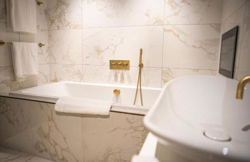 SAINT PAUL - Unrivalled 3BR Penthouse Apartment with Hot Tub Leeds - Foto 33