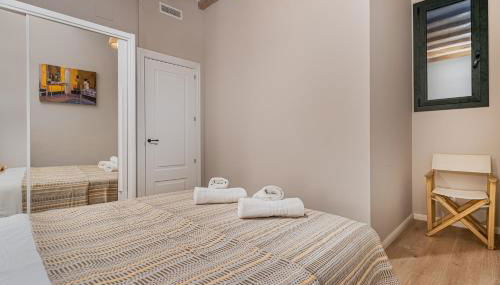 Apartamentos Circo Romano - Foto 3, towels, wardrobe