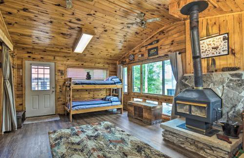 Lake Livin Cozy Cabin with Dock, Bar, 2 Kayaks - Foto 12