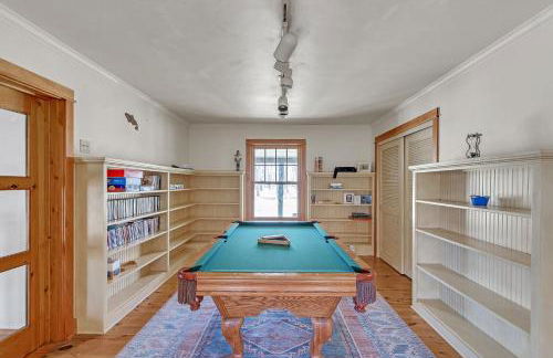 Charming Country 4BR Retreat with Riverfront Views cabin - Foto 7