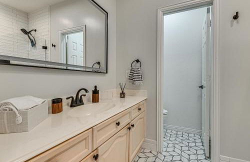 Elegant Home with Private Patio, 2 Mi to UTD Campus! - Photo 27