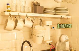 Casa d'Aroeira Residencial Boutique - Centro de Juqueí - Perto de Tudo - 2 quadras do Mar - Serviço de Praia - Roupa de Cama 600 fios algodão Egípcio - Tudo Novo - Estacionamento Interno - Cozinha - Consulte unidades com Ofurô Hidro e Cromoterapia - Foto 28