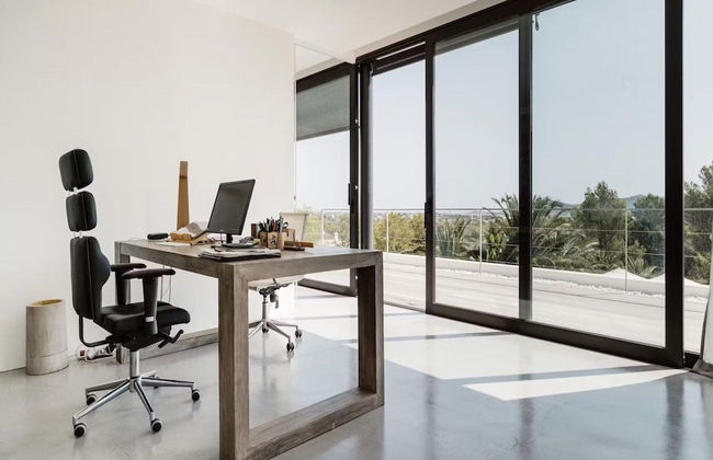 Modern Villa With Minimalistic Decor - Photo 35