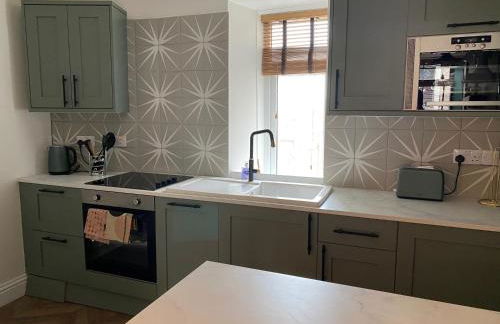 Ridley's Place modern one-bedroom seaside apartment - Photo 12