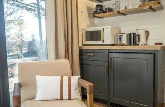 Glamping cabin with private deck and hot tub! - Foto 12