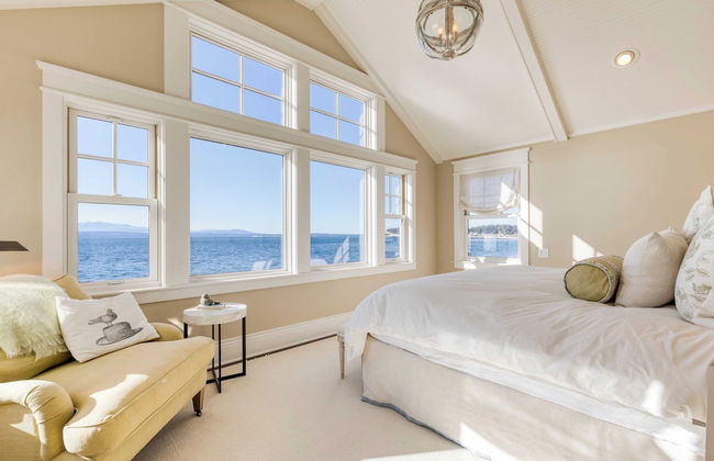 Waterfront 4bdr w/ Deck, Stunning Views, Fire Pit Cedar Street by Avantstay - Foto 16